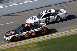 Kevin Harvick, Stewart-Haas Racing Chevrolet, Brad Keselowski, Penske Racing Ford