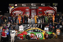 Race winner Kyle Busch, Joe Gibbs Racing