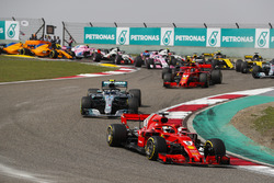 Sebastian Vettel, Ferrari SF71H, Valtteri Bottas, Mercedes AMG F1 W09, Kimi Raikkonen, Ferrari SF71H, Max Verstappen, Red Bull Racing RB14 Tag Heuer, et le reste du peloton au départ