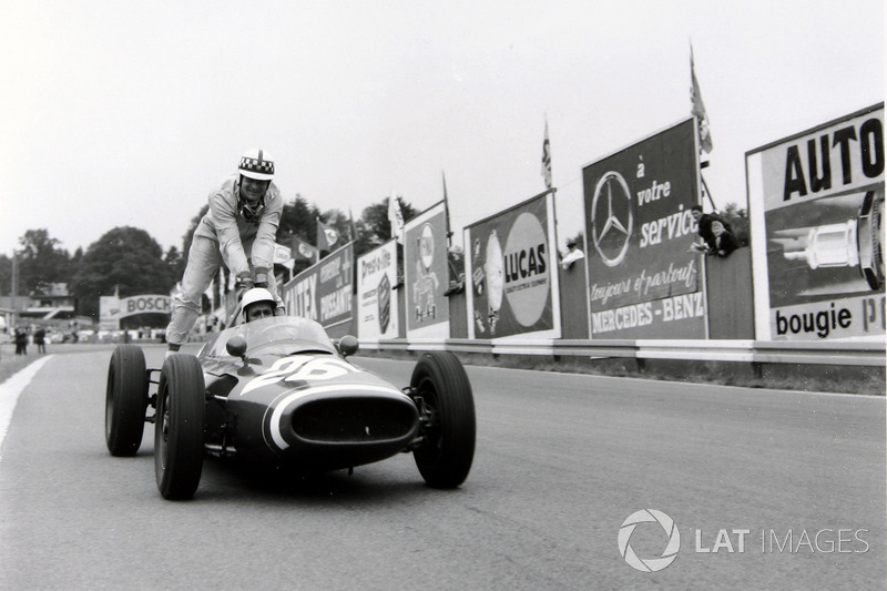 Maurice Trintignant, Cooper T51-Maserati gives John Surtees, Cooper T53-Climax, a lift back