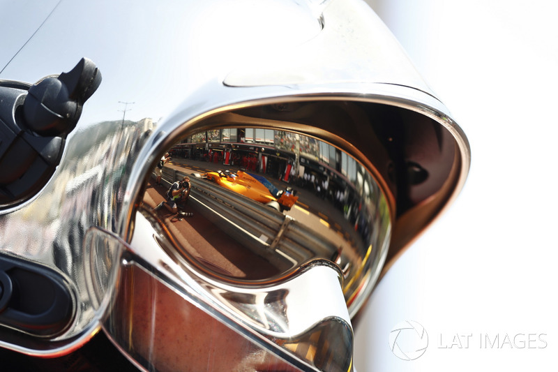 Il riflesso di Fernando Alonso, McLaren MCL33, sulla visiera di un vigile del fuoco