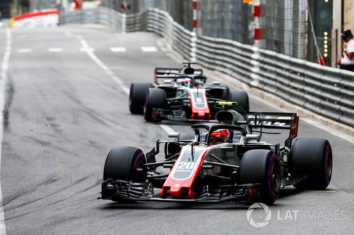 Kevin Magnussen, Haas F1 Team VF-18 y Romain Grosjean, Haas F1 Team VF-18