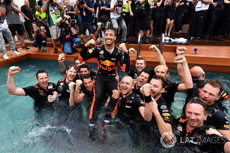 Daniel Ricciardo, Red Bull Racing et l'équipe fêtent la victoire dans la piscine de la Red Bull Energy Station