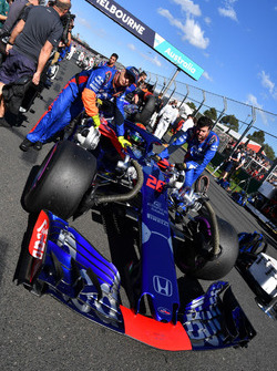 Brendon Hartley, Scuderia Toro Rosso STR13 en la parrilla