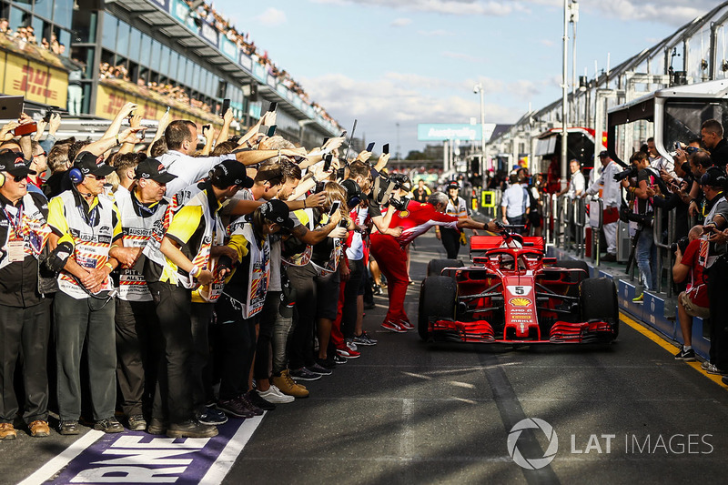 Le vainqueur Sebastian Vettel, Ferrari SF71H fête sa victoire avec Maurizio Arrivabene, team principal Ferrari dans le Parc Fermé