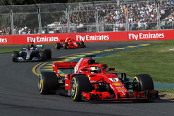 Sebastian Vettel, Ferrari SF71H lídera aLewis Hamilton, Mercedes-AMG F1 W09