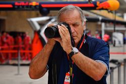 Giorgio Piola works in the F1 pitlane