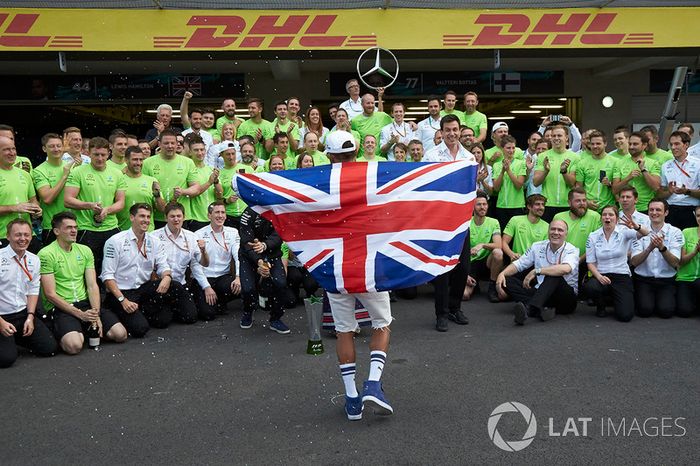 Campeón del mundo de F1 2017 Lewis Hamilton, Mercedes AMG F1 con su madre Carmen Lockhart