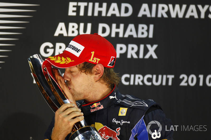 Wereldkampioen Sebastian Vettel, Red Bull Racing RB6 Renault met de trofee op het podium