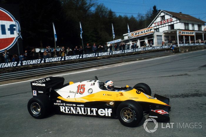 Alain Prost dobla con su Renault RE40 en La Source
