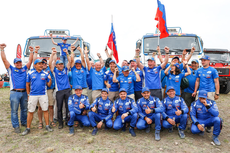 #500 Team Kamaz Master: Eduard Nikolaev, Evgeny Yakovlev, Vladimir Rybakov, #507 Team Kamaz Master: Ayrat Mardeev, Aydar Belyaev, Dmitry Svistunov