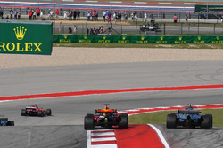 Valtteri Bottas, Mercedes-Benz F1 W08 and Daniel Ricciardo, Red Bull Racing RB13 battle