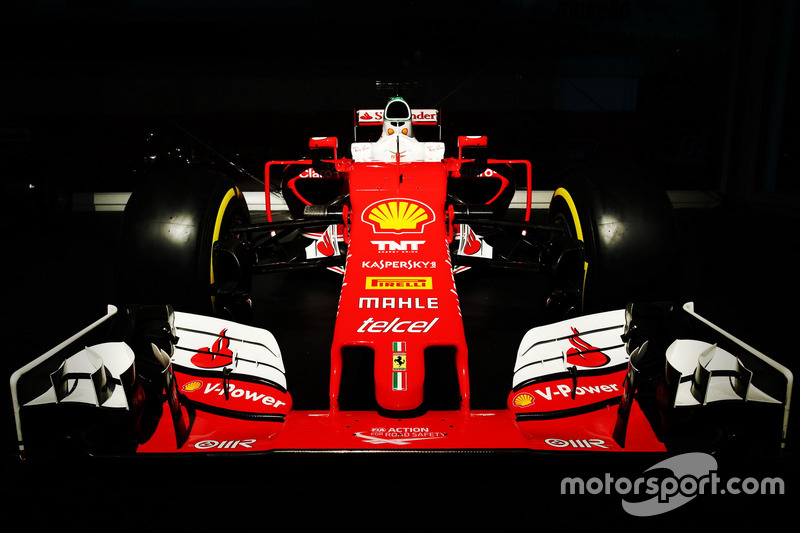 Vetture Ferrari F1 di notte