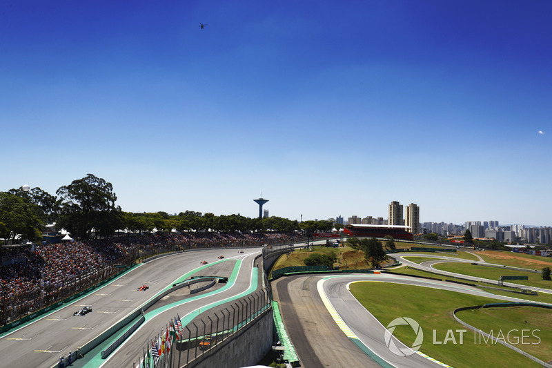 Valtteri Bottas, Mercedes AMG F1 W08, Sebastian Vettel, Ferrari SF70H, Kimi Raikkonen, Ferrari SF70H, en la parrilla