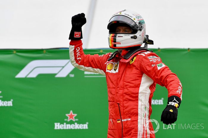 El ganador de la carrera de Canadá, Sebastian Vettel, Ferrari, celebra en parc ferme