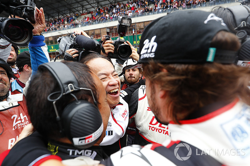 Fernando Alonso, Toyota Gazoo Racing galibiyeti kutluyor