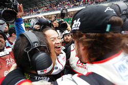 Fernando Alonso, Toyota Gazoo Racing celebrates with the team