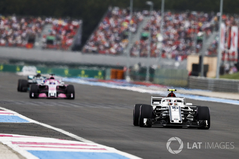 Charles Leclerc, Sauber C37, por delante de Sergio Perez, Force India VJM11