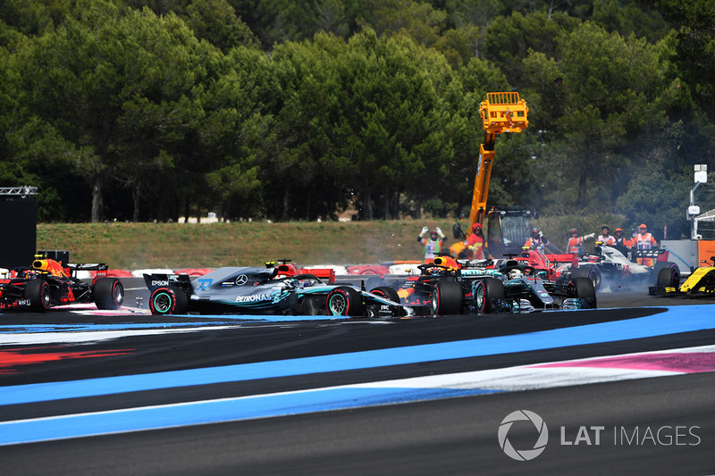 Sebastian Vettel, Ferrari SF71H trifft Valtteri Bottas, Mercedes-AMG F1 W09