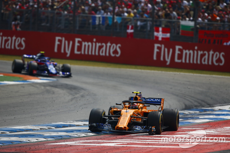 Stoffel Vandoorne, McLaren MCL33, Pierre Gasly, Toro Rosso STR13