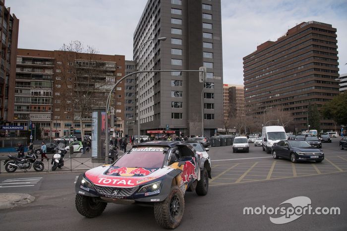 Carlos Sainz, Lucas Cruz, Peugeot Sport en las calles de Madrid