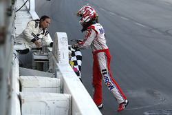 Il vincitore della gara Kevin Harvick, Stewart-Haas Racing Ford
