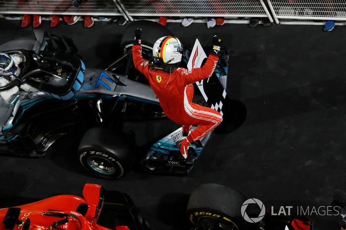 Sebastian Vettel, Ferrari, 1° classificato, festeggia la vittoria all'arrivo nel parco chiuso