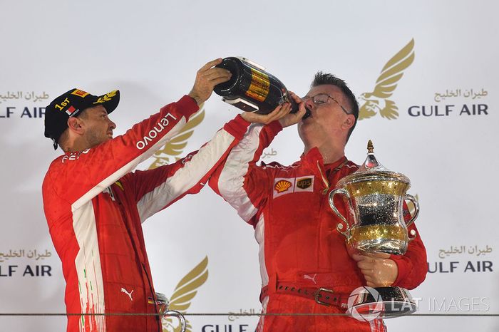 Il vincitore della gara Sebastian Vettel, Ferrari festeggia sul podio