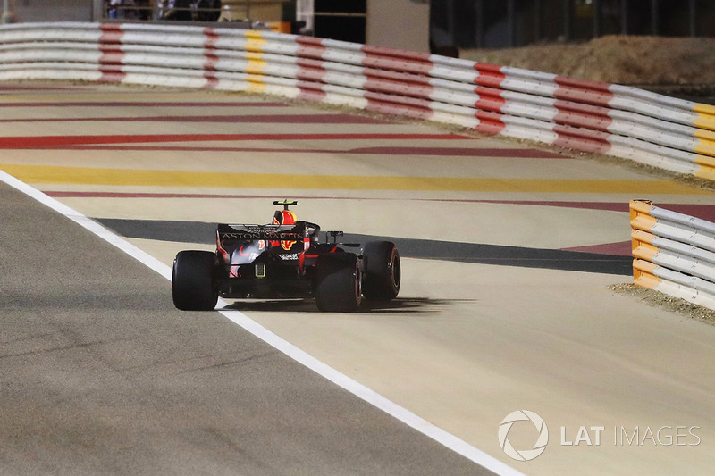 Max Verstappen, Red Bull Racing RB14 Tag Heuer, se retira de la carrera