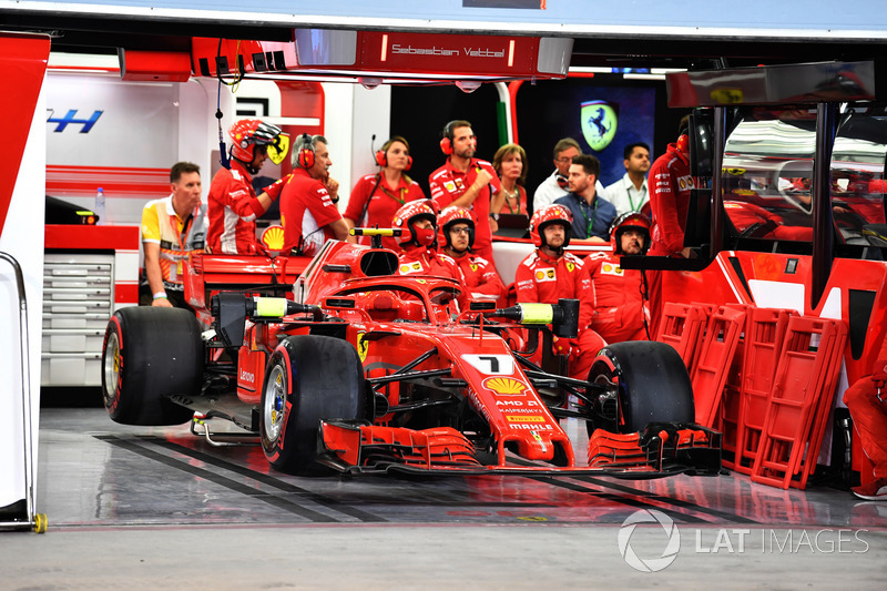 De auto van uitvaller Kimi Raikkonen, Ferrari SF71H in de pitbox