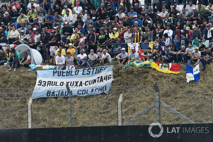 Pubblico e striscioni