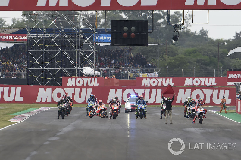 Márquez está reiniciando la moto en la parrilla