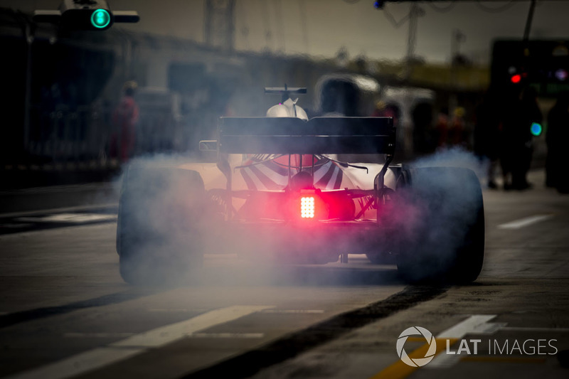 Lance Stroll, Williams FW41 Mercedes, in the pit lane