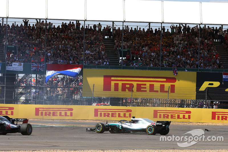 Lewis Hamilton, Mercedes-AMG F1 W09 hace un trompo debido al toque de Kimi Raikkonen al inicio de la carrera