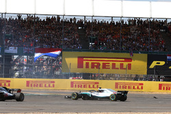 Lewis Hamilton, Mercedes-AMG F1 W09 hace un trompo debido al toque de Kimi Raikkonen al inicio de la carrera