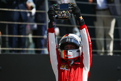 Il vincitore della gara Sebastian Vettel, Ferrari, festeggia nel parco chiuso