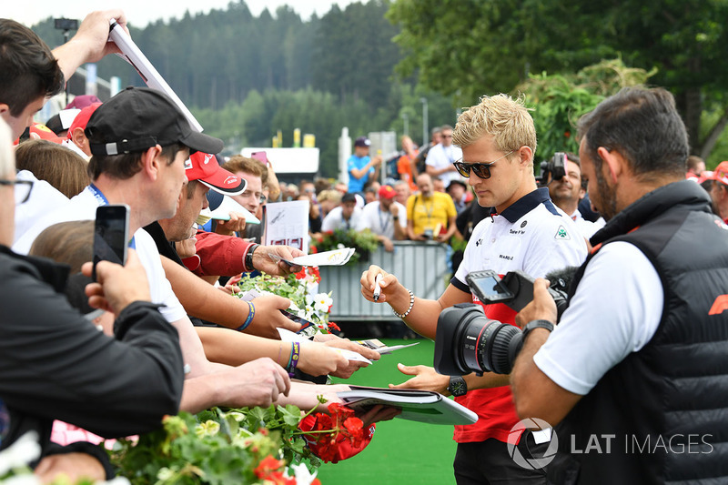 Marcus Ericsson, Sauber signs autographs for the fans