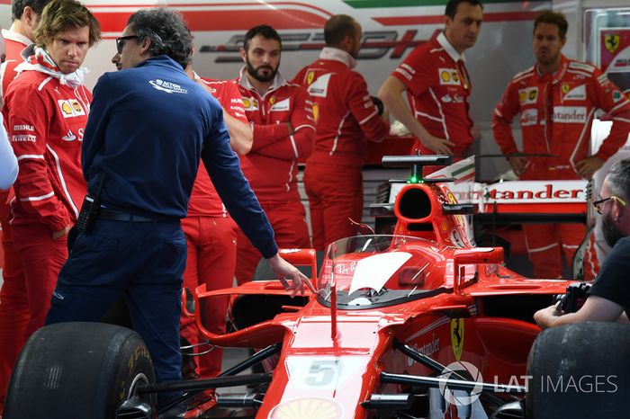 Laurent Mekies, FIA director de seguridad Ferrari SF70H, con escudo de la cabina