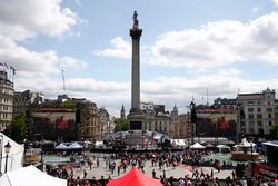 El circo de F1 en Londres alrededor de Nelsons column en Trafalgar Square