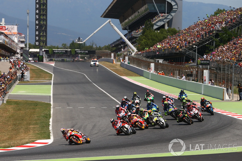 Dani Pedrosa entre dans le premier virage en leader après sa pole position