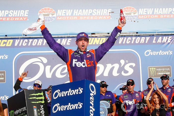 Denny Hamlin quebrou o jejum de vitórias da Joe Gibbs Racing em 2017, ao cruzar a linha de chegada em primeiro, em New Hampshire.