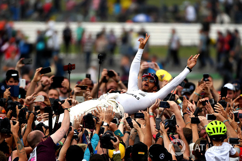 Ganador de la carrera Lewis Hamilton, Mercedes AMG F1 celebra con los fans