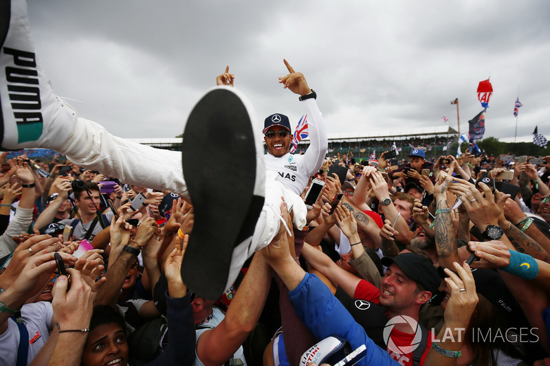 Race winner Lewis Hamilton, Mercedes AMG F1, celebrates victory with the fans