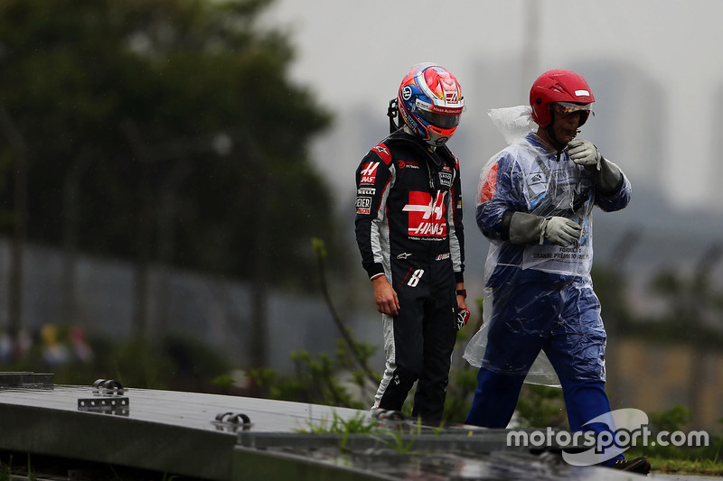 Romain Grosjean, Haas F1 Team retourne dans les stands après son crash au moment de rejoindre la grille