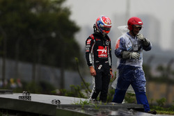 Romain Grosjean, Haas F1 Team na zijn crash op weg naar de grid