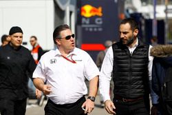 Zak Brown, director ejecutivo de McLaren Technology Group, habla con Cyril Abiteboul, director de Re