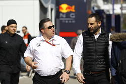 Zak Brown, directeur exécutif du McLaren Technology Group, parle à Cyril Abiteboul, directeur général de Renault Sport F1 Team, dans le paddock