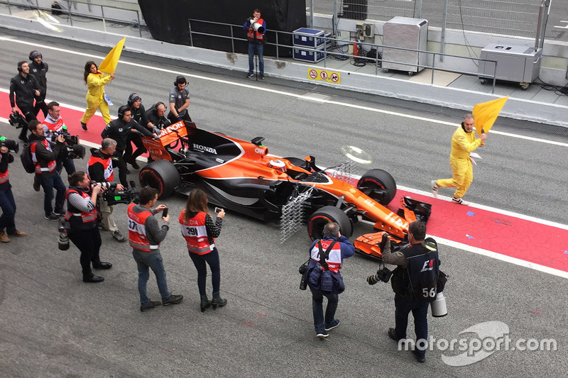 Стоффель Вандорн, McLaren MCL32, механіки штовхають болід