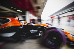 Фернандо Алонсо в боксах с открытым визором, McLaren MCL32