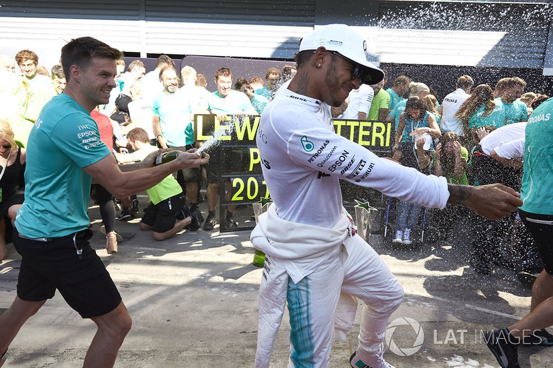 Race winner Lewis Hamilton, Mercedes AMG F1, the Mercedes team celebrate victory